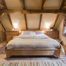 rustikaln drevena postel v podkrov horske roubenky